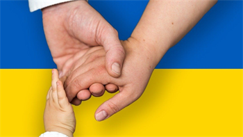 Hände mit Ukraine-Flagge im Hintergrund